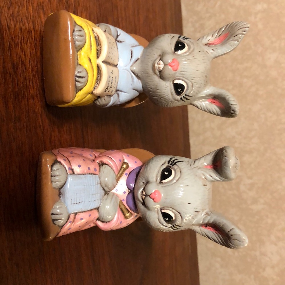 Vintage ceramic pair of Easter Bunnies 1981